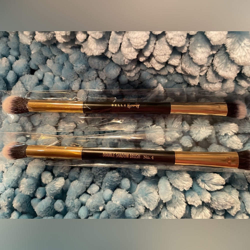NWOT Belle Beauty Double Shadow Brush No. 4